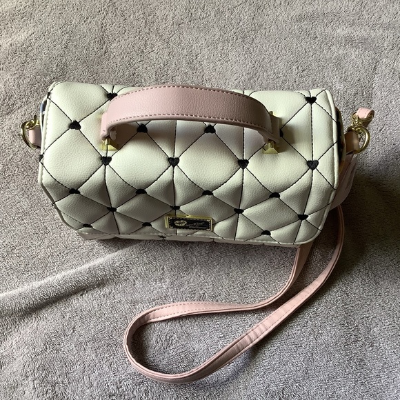 💜💜💜 Luv Betsey by Betsey Johnson Quilted Crossbody Bag. NWT - Picture 3 of 15